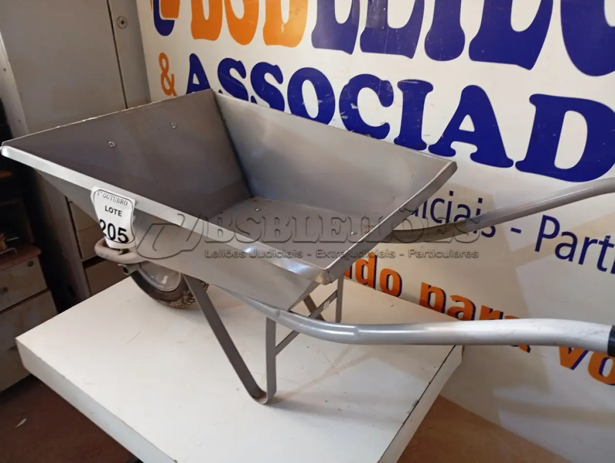 LOTE 205 - 01 CARRINHO DE MÃO REFORÇADO. (NO ESTADO) ATENÇÃO! FAZER A VISITAÇÃO ANTES DE ARREMATAR, NÃO SABEMOS SE FUNCIONA. LEILÃO NÃO TEM GARANTIA E NEM DEVOLUÇÃO, SUJEITO A POSSÍVEIS AVARIAS VISÍVEIS/OCULTAS E/OU AUSÊNCIA DE COMPONENTES.