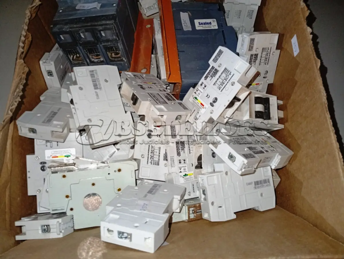 LOTE 075 - 01 CAIXA DIVERSOS DISJUNTORES. (NO ESTADO) ATENÇÃO! FAZER A VISITAÇÃO ANTES DE ARREMATAR, NÃO SABEMOS SE FUNCIONA. LEILÃO NÃO TEM GARANTIA E NEM DEVOLUÇÃO, SUJEITO A POSSÍVEIS AVARIAS VISÍVEIS/OCULTAS E/OU AUSÊNCIA DE COMPONENTES.