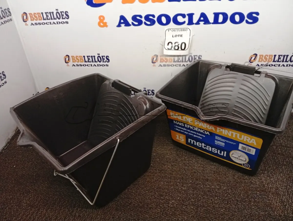 LOTE 080 - 02 BALDES DE PINTURA 15L CADA. (NO ESTADO) ATENÇÃO! FAZER A VISITAÇÃO ANTES DE ARREMATAR, NÃO SABEMOS SE FUNCIONA. LEILÃO NÃO TEM GARANTIA E NEM DEVOLUÇÃO, SUJEITO A POSSÍVEIS AVARIAS VISÍVEIS/OCULTAS E/OU AUSÊNCIA DE COMPONENTES.
