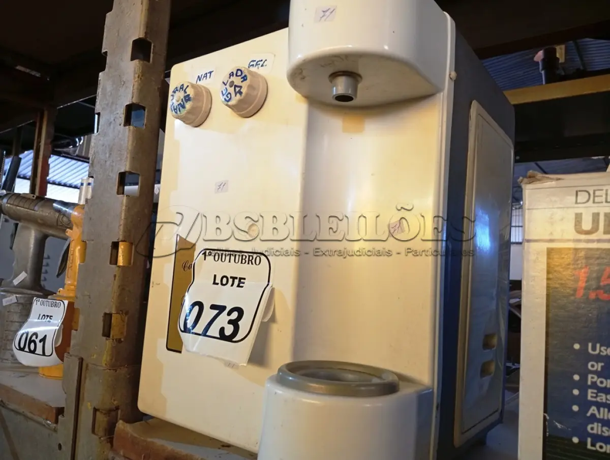 LOTE 073 - 01 BEBEDOURO DE BANCADA. (NO ESTADO) ATENÇÃO! FAZER A VISITAÇÃO ANTES DE ARREMATAR, NÃO SABEMOS SE FUNCIONA. LEILÃO NÃO TEM GARANTIA E NEM DEVOLUÇÃO, SUJEITO A POSSÍVEIS AVARIAS VISÍVEIS/OCULTAS E/OU AUSÊNCIA DE COMPONENTES.
