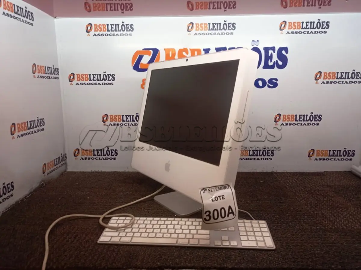 LOTE 300 - 01 IMAC E 01 TECLADO. (NO ESTADO) ATENÇÃO! FAZER A VISITAÇÃO ANTES DE ARREMATAR, NÃO SABEMOS SE FUNCIONA. LEILÃO NÃO TEM GARANTIA E NEM DEVOLUÇÃO, SUJEITO A POSSÍVEIS AVARIAS VISÍVEIS/OCULTAS E/OU AUSÊNCIA DE COMPONENTES.