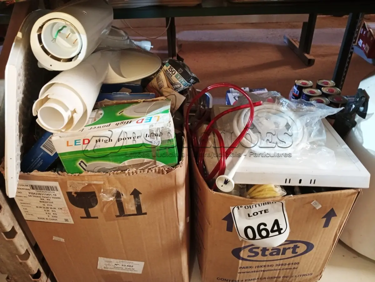 LOTE 064 - 01 LOTE COM DIVERSAS LÂMPADAS, CHUVEIROS E MATERIAIS ELÉTRICOS. (NO ESTADO) ATENÇÃO! FAZER A VISITAÇÃO ANTES DE ARREMATAR, NÃO SABEMOS SE FUNCIONA. LEILÃO NÃO TEM GARANTIA E NEM DEVOLUÇÃO, SUJEITO A POSSÍVEIS AVARIAS VISÍVEIS/OCULTAS E/OU AUSÊNCIA DE COMPONENTES.