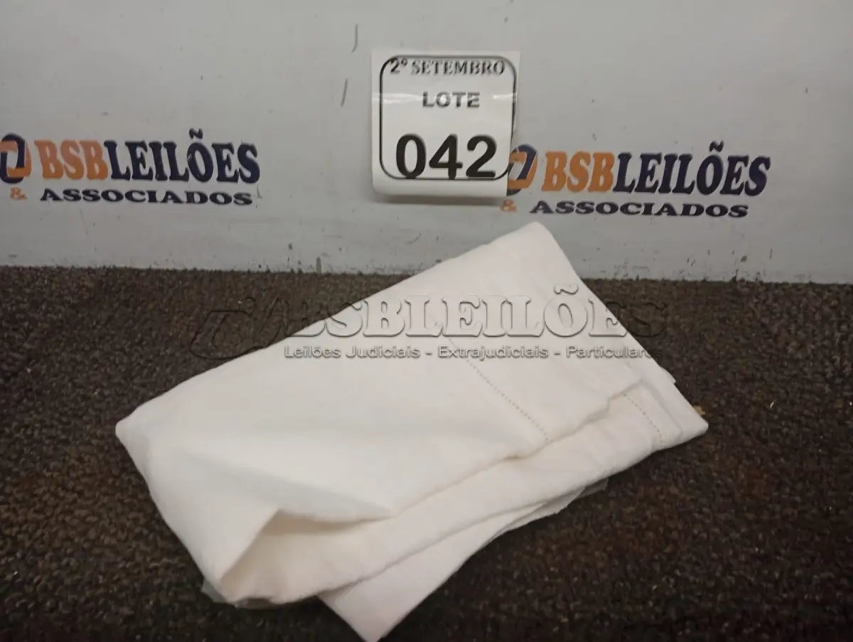 LOTE 042 - 01 CAMINHO DE MESA EM LINHO NA COR BRANCA. (NO ESTADO) ATENÇÃO! FAZER A VISITAÇÃO ANTES DE ARREMATAR, NÃO SABEMOS SE FUNCIONA. LEILÃO NÃO TEM GARANTIA E NEM DEVOLUÇÃO, SUJEITO A POSSÍVEIS AVARIAS VISÍVEIS/OCULTAS E/OU AUSÊNCIA DE COMPONENTES.