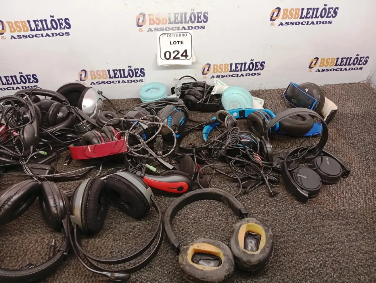 LOTE 024 - 01 LOTE COM DIVERSOS FONES DE OUVIDOS. (NO ESTADO) ATENÇÃO! FAZER A VISITAÇÃO ANTES DE ARREMATAR, NÃO SABEMOS SE FUNCIONA. LEILÃO NÃO TEM GARANTIA E NEM DEVOLUÇÃO, SUJEITO A POSSÍVEIS AVARIAS VISÍVEIS/OCULTAS E/OU AUSÊNCIA DE COMPONENTES.