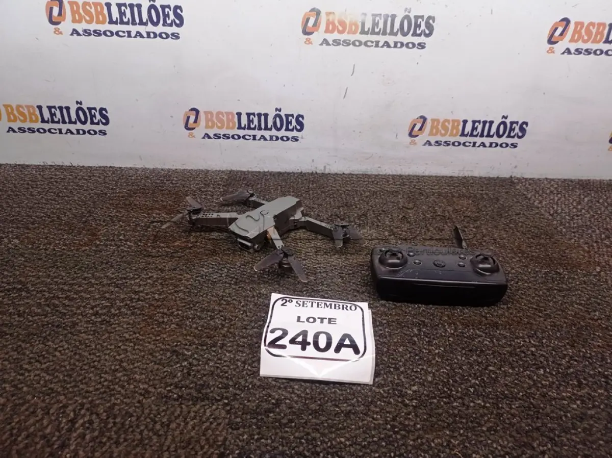 LOTE 240 - 01 DRONE C/ CONTROLE XKJ E68 CÂMERA 1080P (FALTA A BATERIA). (NO ESTADO) ATENÇÃO! FAZER A VISITAÇÃO ANTES DE ARREMATAR, NÃO SABEMOS SE FUNCIONA. LEILÃO NÃO TEM GARANTIA E NEM DEVOLUÇÃO, SUJEITO A POSSÍVEIS AVARIAS VISÍVEIS/OCULTAS E/OU AUSÊNCIA DE COMPONENTES.
