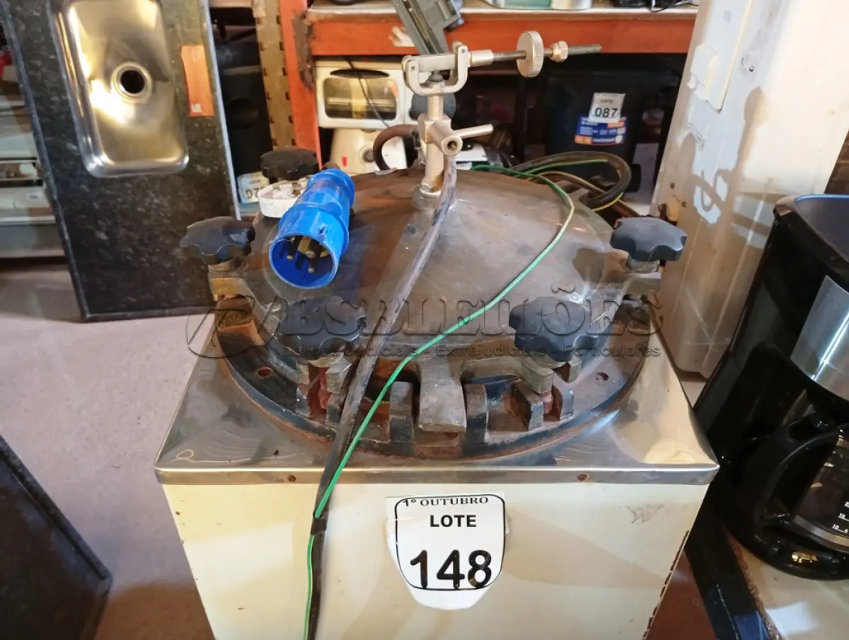 LOTE 148 - 01 AUTOCLAVE VERTICAL PHOEMIX. (NO ESTADO) ATENÇÃO! FAZER A VISITAÇÃO ANTES DE ARREMATAR, NÃO SABEMOS SE FUNCIONA. LEILÃO NÃO TEM GARANTIA E NEM DEVOLUÇÃO, SUJEITO A POSSÍVEIS AVARIAS VISÍVEIS/OCULTAS E/OU AUSÊNCIA DE COMPONENTES.