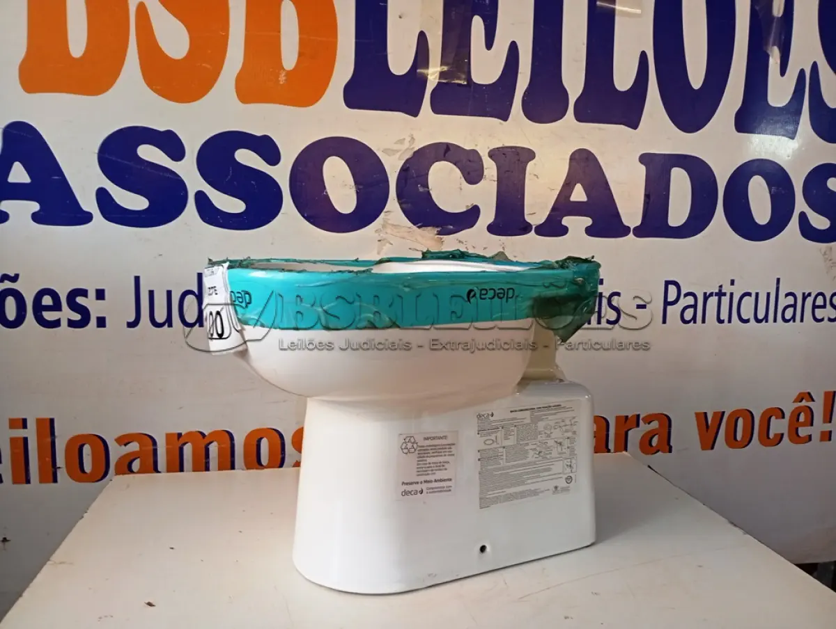 LOTE 100 - 01 VASO SANITÁRIO DECA COR BRANCA. (NO ESTADO) ATENÇÃO! FAZER A VISITAÇÃO ANTES DE ARREMATAR, NÃO SABEMOS SE FUNCIONA. LEILÃO NÃO TEM GARANTIA E NEM DEVOLUÇÃO, SUJEITO A POSSÍVEIS AVARIAS VISÍVEIS/OCULTAS E/OU AUSÊNCIA DE COMPONENTES.