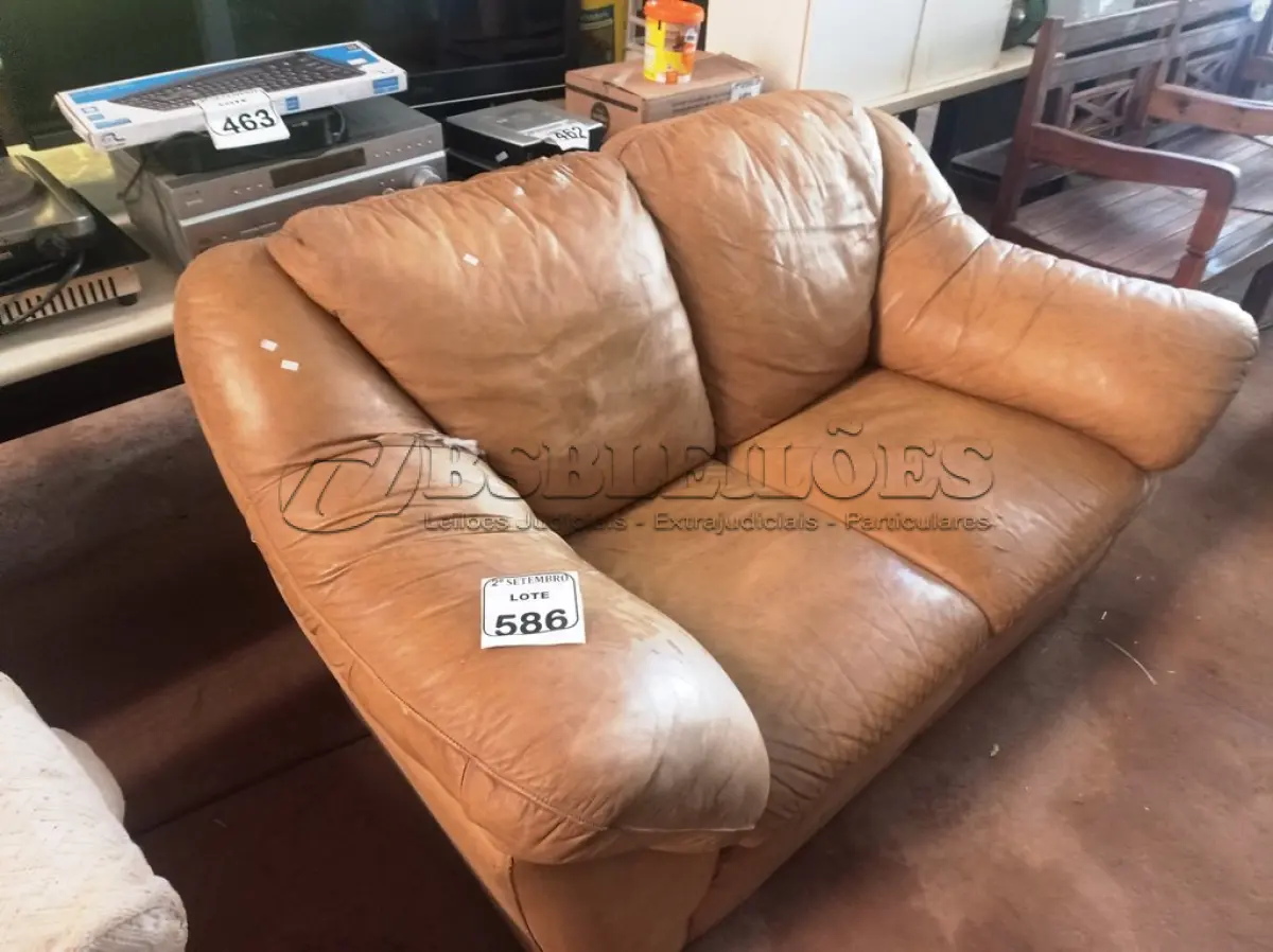 LOTE 586 - 01 SOFÁ DE 02 LUGARES EM COURO. (NO ESTADO) ATENÇÃO! FAZER A VISITAÇÃO ANTES DE ARREMATAR, NÃO SABEMOS SE FUNCIONA. LEILÃO NÃO TEM GARANTIA E NEM DEVOLUÇÃO, SUJEITO A POSSÍVEIS AVARIAS VISÍVEIS/OCULTAS E/OU AUSÊNCIA DE COMPONENTES.