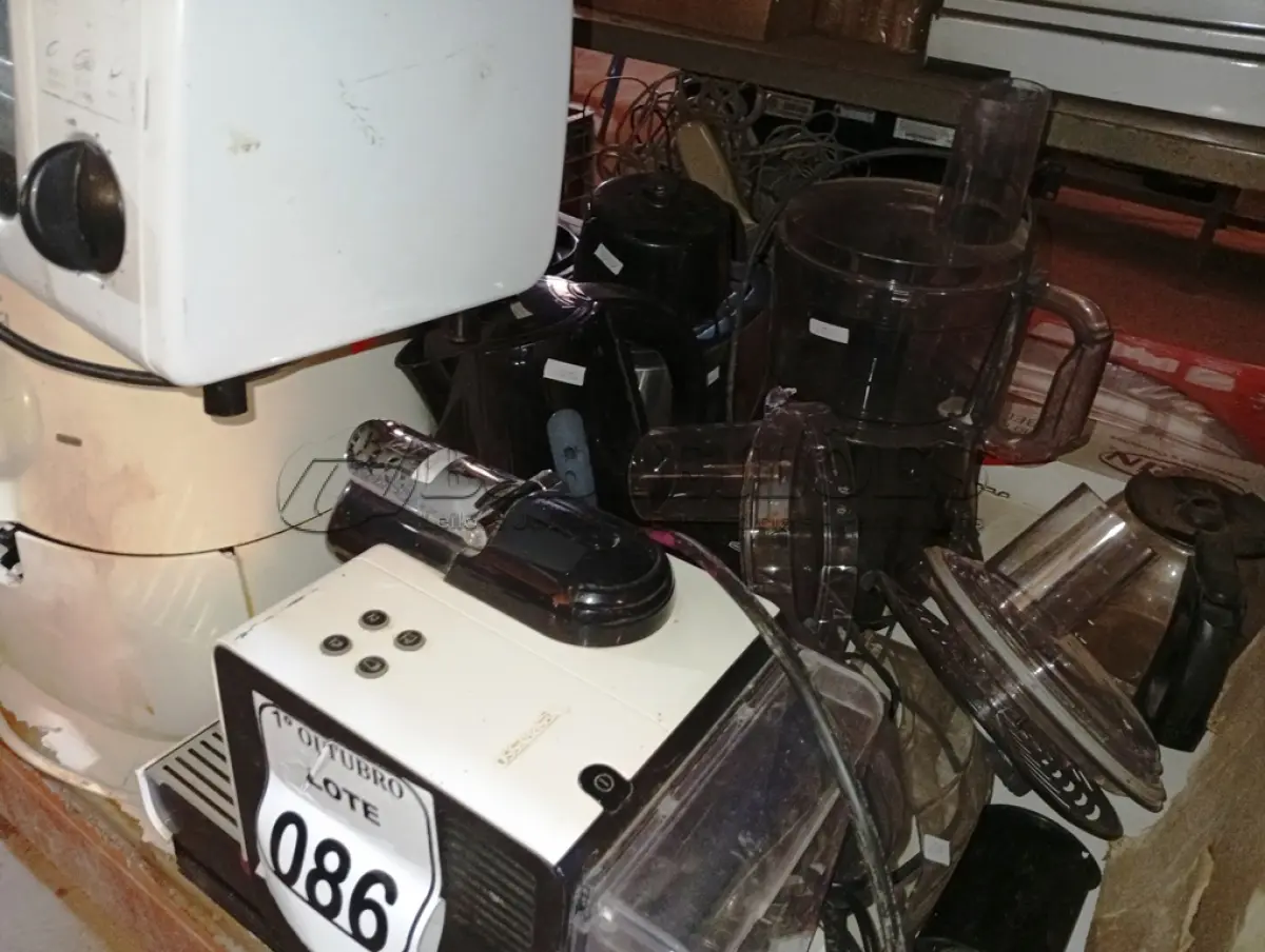 LOTE 086 - 01 FORNO ELÉTRICO, 01 AIR FRYER, 01 CAFETEIRA E 01 CHALEIRA ELÉTRICA (NO ESTADO) ATENÇÃO! FAZER A VISITAÇÃO ANTES DE ARREMATAR, NÃO SABEMOS SE FUNCIONA. LEILÃO NÃO TEM GARANTIA E NEM DEVOLUÇÃO, SUJEITO A POSSÍVEIS AVARIAS VISÍVEIS/OCULTAS E/OU AUSÊNCIA DE COMPONENTES.