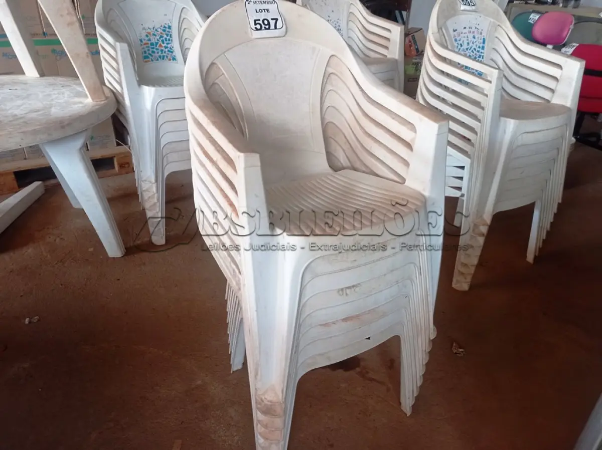 LOTE 597 - 08 CADEIRAS DE PLÁSTICO. (NO ESTADO) ATENÇÃO! FAZER A VISITAÇÃO ANTES DE ARREMATAR, NÃO SABEMOS SE FUNCIONA. LEILÃO NÃO TEM GARANTIA E NEM DEVOLUÇÃO, SUJEITO A POSSÍVEIS AVARIAS VISÍVEIS/OCULTAS E/OU AUSÊNCIA DE COMPONENTES.