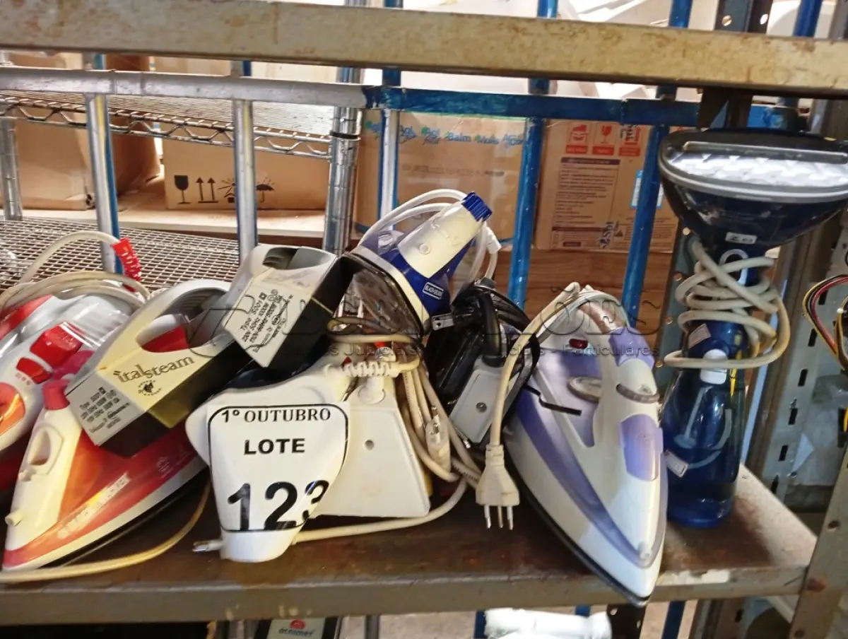LOTE 123 - 01 LOTE COM DIVERSOS FERROS DE PASSAR ROUPAS COM AVARIAS. (NO ESTADO) ATENÇÃO! FAZER A VISITAÇÃO ANTES DE ARREMATAR, NÃO SABEMOS SE FUNCIONA. LEILÃO NÃO TEM GARANTIA E NEM DEVOLUÇÃO, SUJEITO A POSSÍVEIS AVARIAS VISÍVEIS/OCULTAS E/OU AUSÊNCIA DE COMPONENTES.