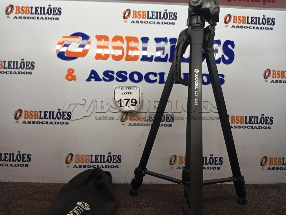 LOTE 179 - 01 TRIPÉ P/ CÂMERA FOTOGRÁFICA. (NO ESTADO) ATENÇÃO! FAZER A VISITAÇÃO ANTES DE ARREMATAR, NÃO SABEMOS SE FUNCIONA. LEILÃO NÃO TEM GARANTIA E NEM DEVOLUÇÃO, SUJEITO A POSSÍVEIS AVARIAS VISÍVEIS/OCULTAS E/OU AUSÊNCIA DE COMPONENTES.