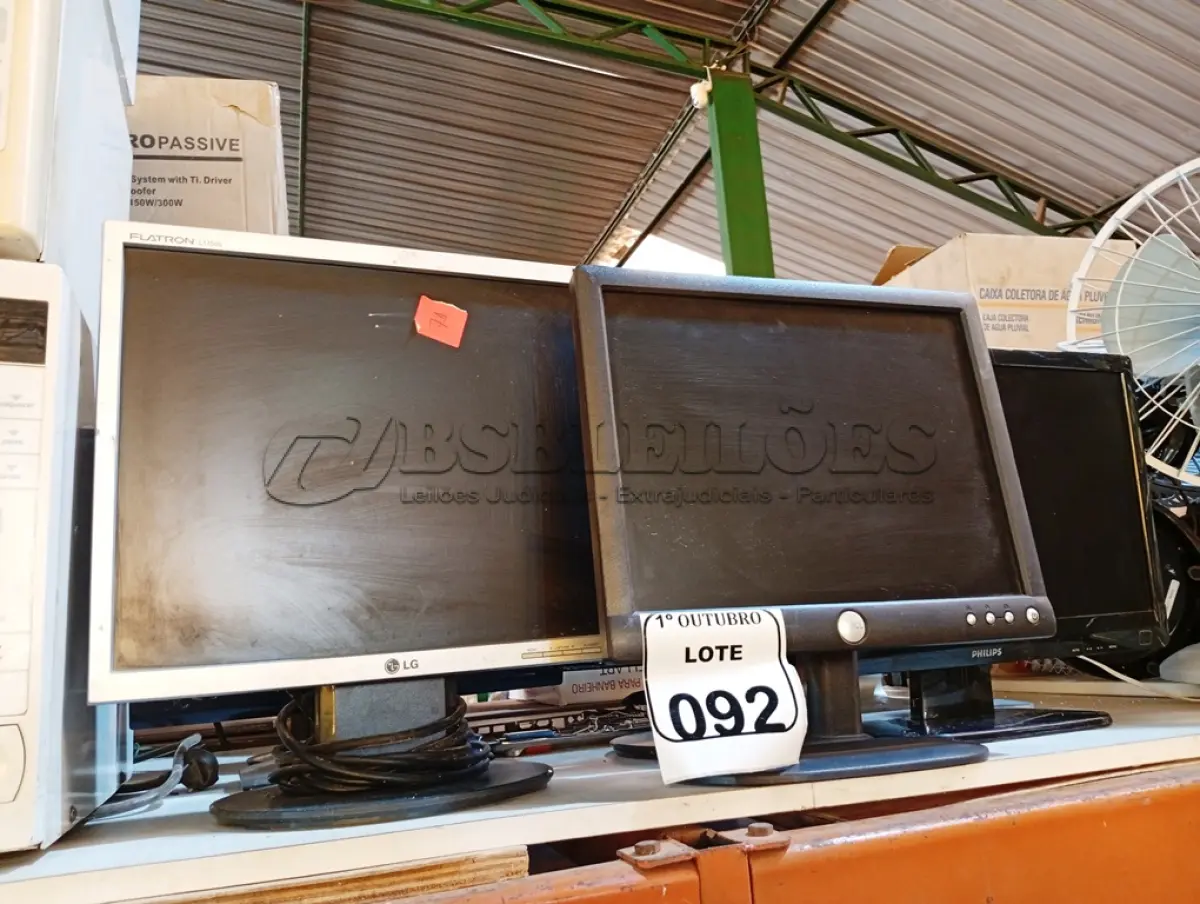 LOTE 092 - 08 MONITORES MARCAS E MODELOS DIVERSOS COM AVARIAS. (NO ESTADO) ATENÇÃO! FAZER A VISITAÇÃO ANTES DE ARREMATAR, NÃO SABEMOS SE FUNCIONA. LEILÃO NÃO TEM GARANTIA E NEM DEVOLUÇÃO, SUJEITO A POSSÍVEIS AVARIAS VISÍVEIS/OCULTAS E/OU AUSÊNCIA DE COMPONENTES.