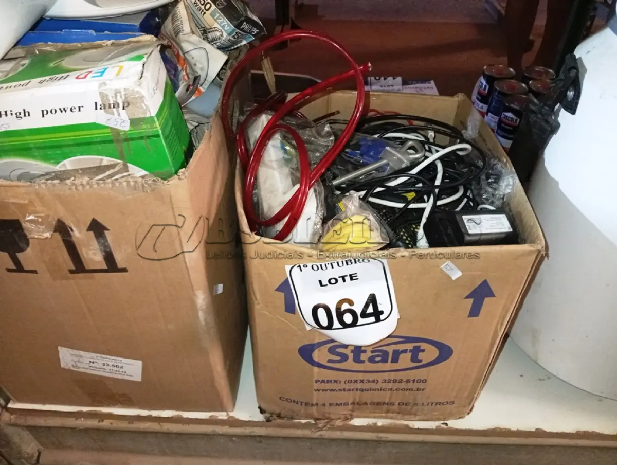 LOTE 064 - 01 LOTE COM DIVERSAS LÂMPADAS, CHUVEIROS E MATERIAIS ELÉTRICOS. (NO ESTADO) ATENÇÃO! FAZER A VISITAÇÃO ANTES DE ARREMATAR, NÃO SABEMOS SE FUNCIONA. LEILÃO NÃO TEM GARANTIA E NEM DEVOLUÇÃO, SUJEITO A POSSÍVEIS AVARIAS VISÍVEIS/OCULTAS E/OU AUSÊNCIA DE COMPONENTES.
