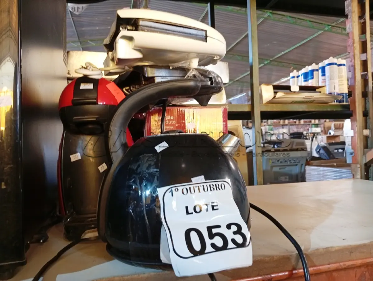 LOTE 053 - 03 CHALEIRAS ELÉTRICAS, 02 SANDUICHEIRAS E 02 CAFETEIRAS. (NO ESTADO) ATENÇÃO! FAZER A VISITAÇÃO ANTES DE ARREMATAR, NÃO SABEMOS SE FUNCIONA. LEILÃO NÃO TEM GARANTIA E NEM DEVOLUÇÃO, SUJEITO A POSSÍVEIS AVARIAS VISÍVEIS/OCULTAS E/OU AUSÊNCIA DE COMPONENTES.