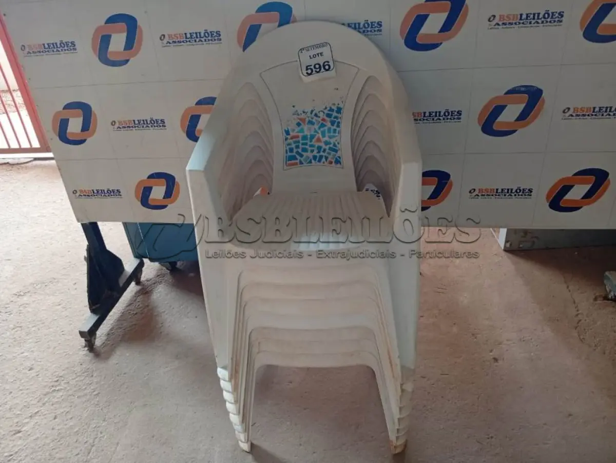 LOTE 596 - 08 CADEIRAS DE PLÁSTICO. (NO ESTADO) ATENÇÃO! FAZER A VISITAÇÃO ANTES DE ARREMATAR, NÃO SABEMOS SE FUNCIONA. LEILÃO NÃO TEM GARANTIA E NEM DEVOLUÇÃO, SUJEITO A POSSÍVEIS AVARIAS VISÍVEIS/OCULTAS E/OU AUSÊNCIA DE COMPONENTES.