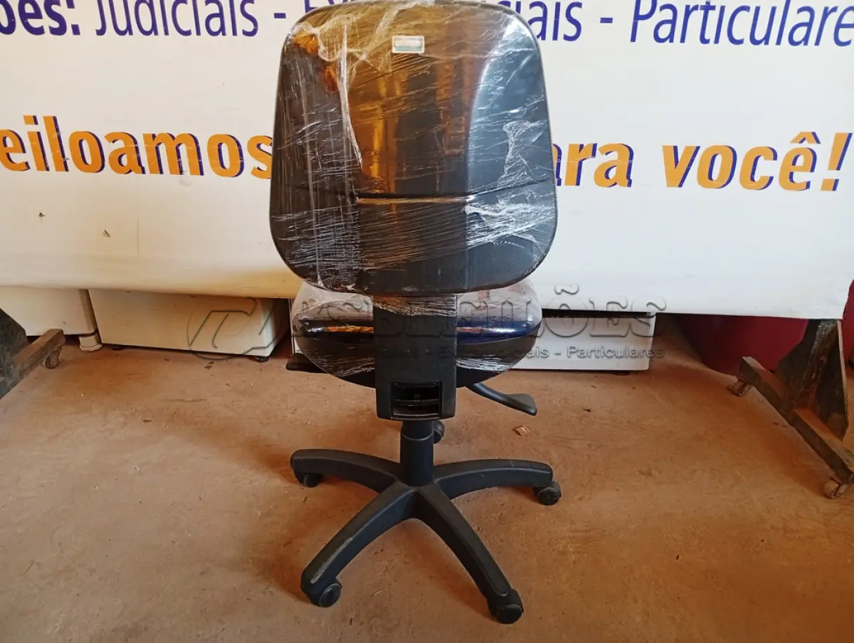 LOTE 475 - 01 CADEIRA ESTOFADA S/ BRAÇO. (NO ESTADO) ATENÇÃO! FAZER A VISITAÇÃO ANTES DE ARREMATAR, NÃO SABEMOS SE FUNCIONA. LEILÃO NÃO TEM GARANTIA E NEM DEVOLUÇÃO, SUJEITO A POSSÍVEIS AVARIAS VISÍVEIS/OCULTAS E/OU AUSÊNCIA DE COMPONENTES.