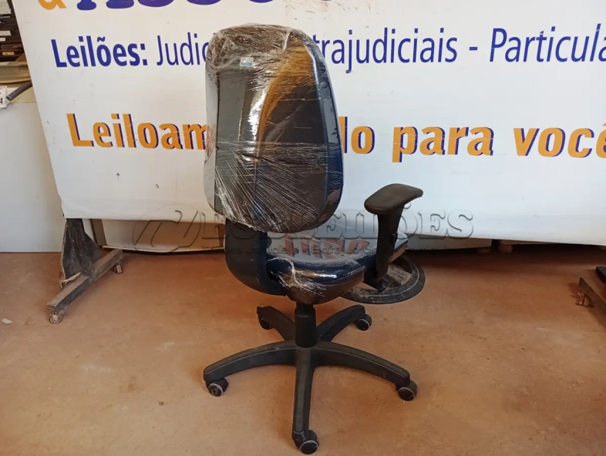 LOTE 507 - 01 CADEIRA ESTOFADA C/ BRAÇO. (NO ESTADO) ATENÇÃO! FAZER A VISITAÇÃO ANTES DE ARREMATAR, NÃO SABEMOS SE FUNCIONA. LEILÃO NÃO TEM GARANTIA E NEM DEVOLUÇÃO, SUJEITO A POSSÍVEIS AVARIAS VISÍVEIS/OCULTAS E/OU AUSÊNCIA DE COMPONENTES.