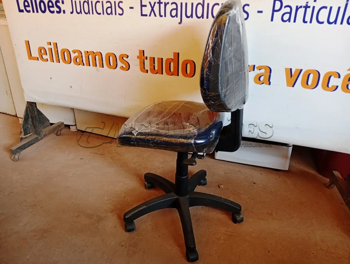 LOTE 475 - 01 CADEIRA ESTOFADA S/ BRAÇO. (NO ESTADO) ATENÇÃO! FAZER A VISITAÇÃO ANTES DE ARREMATAR, NÃO SABEMOS SE FUNCIONA. LEILÃO NÃO TEM GARANTIA E NEM DEVOLUÇÃO, SUJEITO A POSSÍVEIS AVARIAS VISÍVEIS/OCULTAS E/OU AUSÊNCIA DE COMPONENTES.