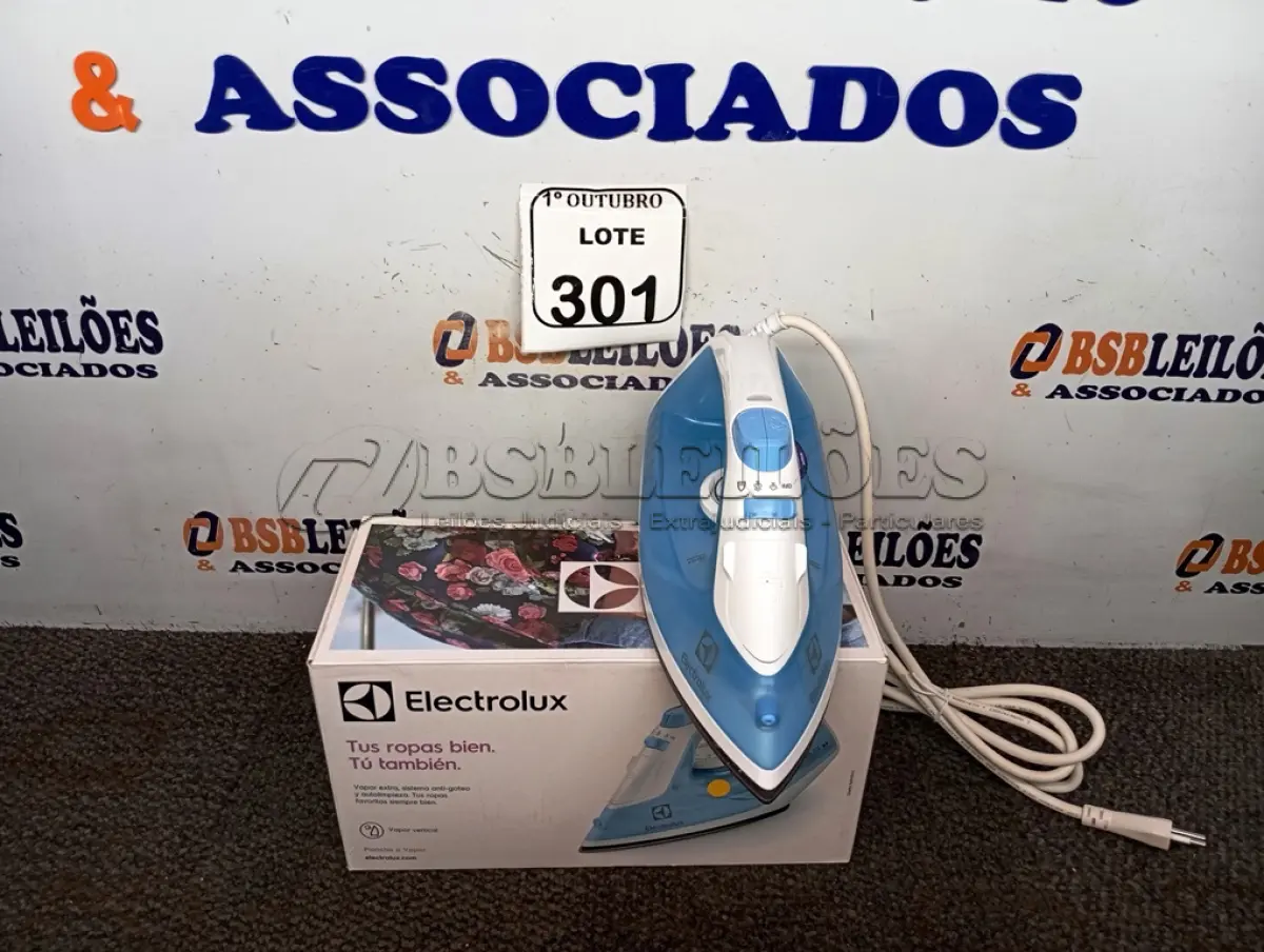LOTE 301 - 01 FERRO DE PASSAR ROUPAS A VAPOR ELECTROLUX COR BRANCA C/ AZUL (NOVO). (NO ESTADO) ATENÇÃO! FAZER A VISITAÇÃO ANTES DE ARREMATAR, NÃO SABEMOS SE FUNCIONA. LEILÃO NÃO TEM GARANTIA E NEM DEVOLUÇÃO, SUJEITO A POSSÍVEIS AVARIAS VISÍVEIS/OCULTAS E/OU AUSÊNCIA DE COMPONENTES.