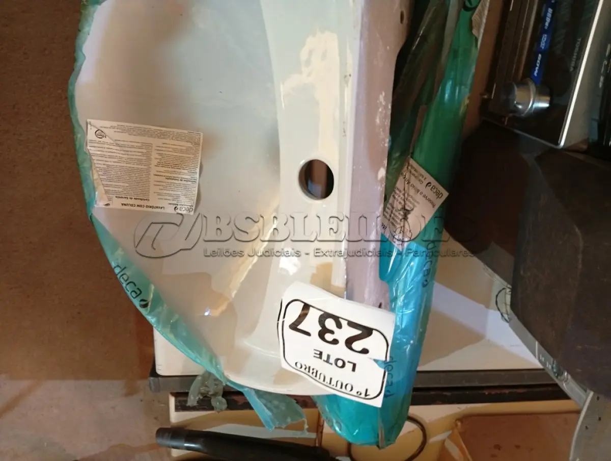 LOTE 237 - 01 LAVATÓRIO DECA NA COR CINZA 455X360MM C/BASE. (NO ESTADO) ATENÇÃO! FAZER A VISITAÇÃO ANTES DE ARREMATAR, NÃO SABEMOS SE FUNCIONA. LEILÃO NÃO TEM GARANTIA E NEM DEVOLUÇÃO, SUJEITO A POSSÍVEIS AVARIAS VISÍVEIS/OCULTAS E/OU AUSÊNCIA DE COMPONENTES.