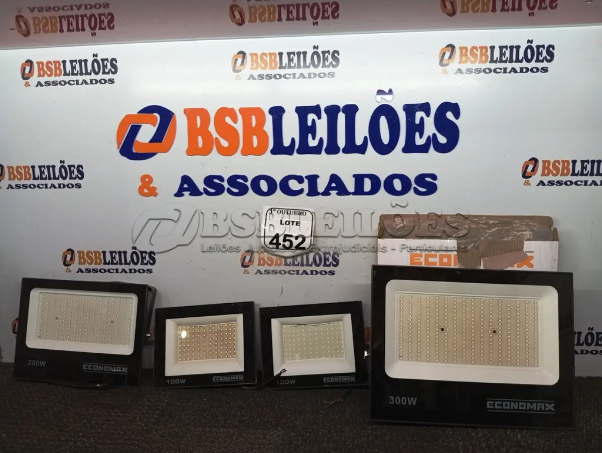 LOTE 453 - 08 PAINÉIS DE LUMINÁRIA. (NO ESTADO) ATENÇÃO! FAZER A VISITAÇÃO ANTES DE ARREMATAR, NÃO SABEMOS SE FUNCIONA. LEILÃO NÃO TEM GARANTIA E NEM DEVOLUÇÃO, SUJEITO A POSSÍVEIS AVARIAS VISÍVEIS/OCULTAS E/OU AUSÊNCIA DE COMPONENTES.