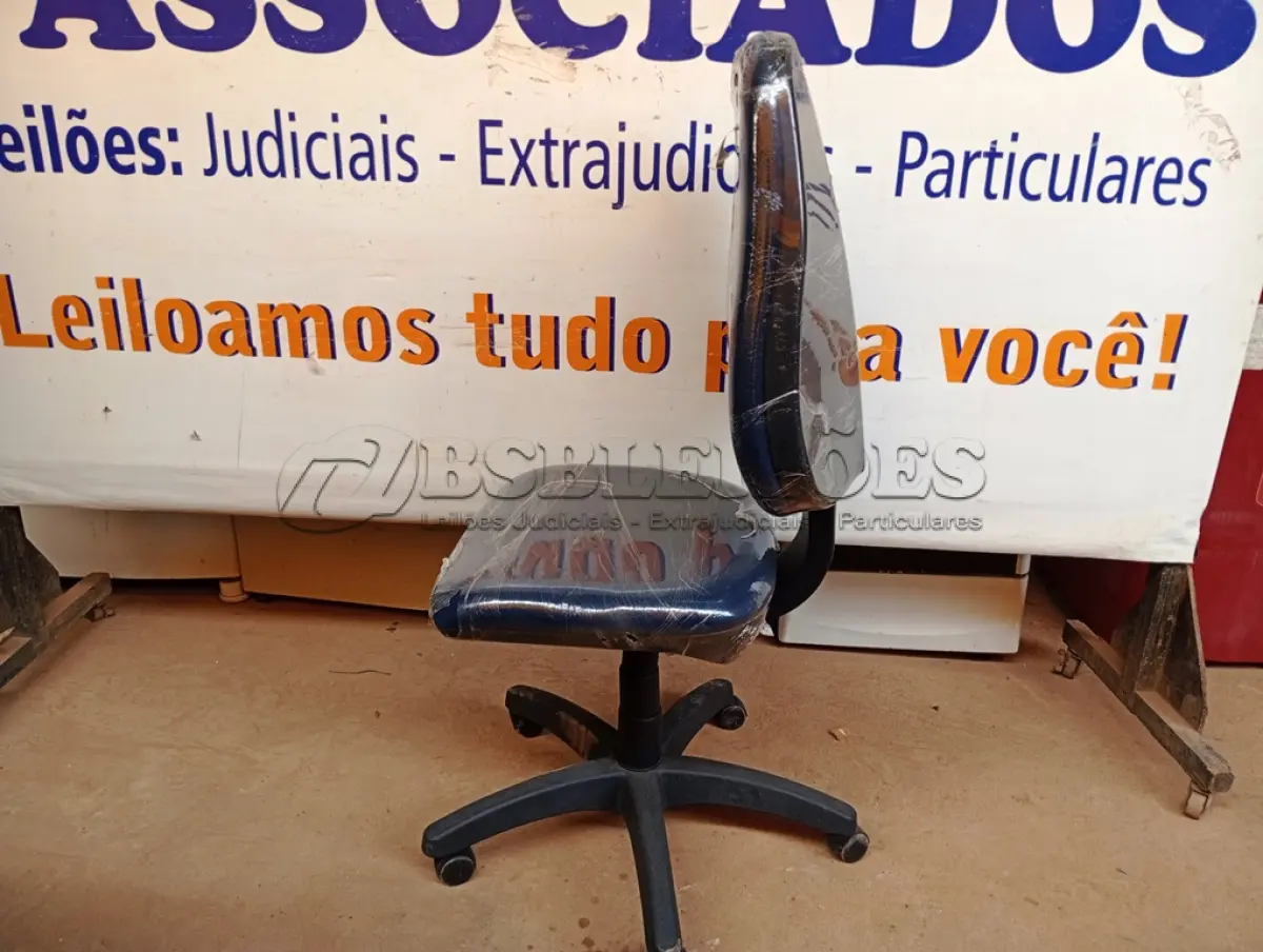 LOTE 491 - 01 CADEIRA ESTOFADA S/ BRAÇO. (NO ESTADO) ATENÇÃO! FAZER A VISITAÇÃO ANTES DE ARREMATAR, NÃO SABEMOS SE FUNCIONA. LEILÃO NÃO TEM GARANTIA E NEM DEVOLUÇÃO, SUJEITO A POSSÍVEIS AVARIAS VISÍVEIS/OCULTAS E/OU AUSÊNCIA DE COMPONENTES.