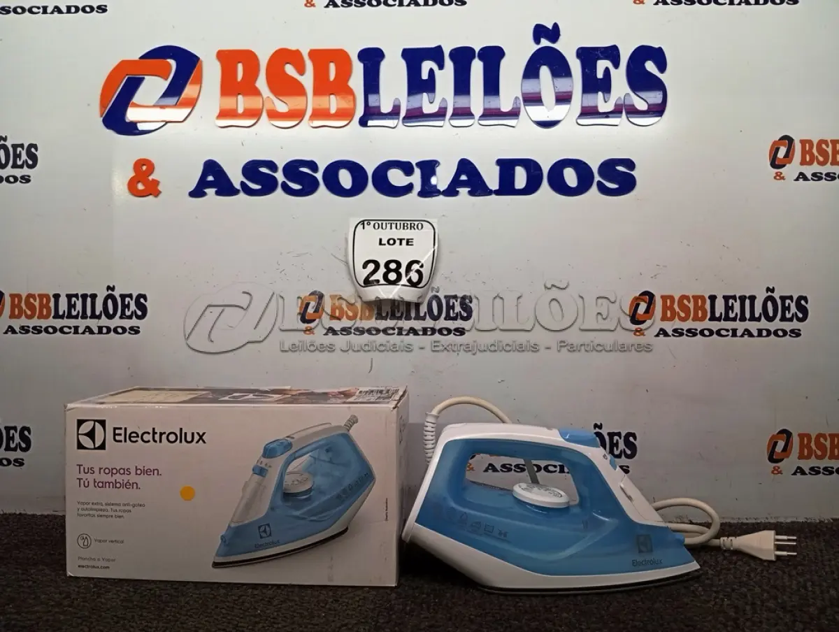 LOTE 286 - 01 FERRO DE PASSAR ROUPAS A VAPOR ELECTROLUX COR BRANCA C/ AZUL (NOVO). (NO ESTADO) ATENÇÃO! FAZER A VISITAÇÃO ANTES DE ARREMATAR, NÃO SABEMOS SE FUNCIONA. LEILÃO NÃO TEM GARANTIA E NEM DEVOLUÇÃO, SUJEITO A POSSÍVEIS AVARIAS VISÍVEIS/OCULTAS E/OU AUSÊNCIA DE COMPONENTES.