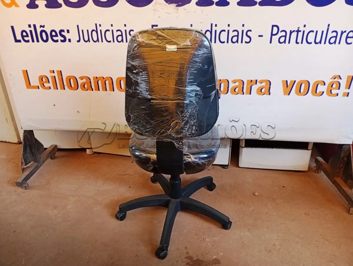 LOTE 495 - 01 CADEIRA ESTOFADA S/ BRAÇO. (NO ESTADO) ATENÇÃO! FAZER A VISITAÇÃO ANTES DE ARREMATAR, NÃO SABEMOS SE FUNCIONA. LEILÃO NÃO TEM GARANTIA E NEM DEVOLUÇÃO, SUJEITO A POSSÍVEIS AVARIAS VISÍVEIS/OCULTAS E/OU AUSÊNCIA DE COMPONENTES.