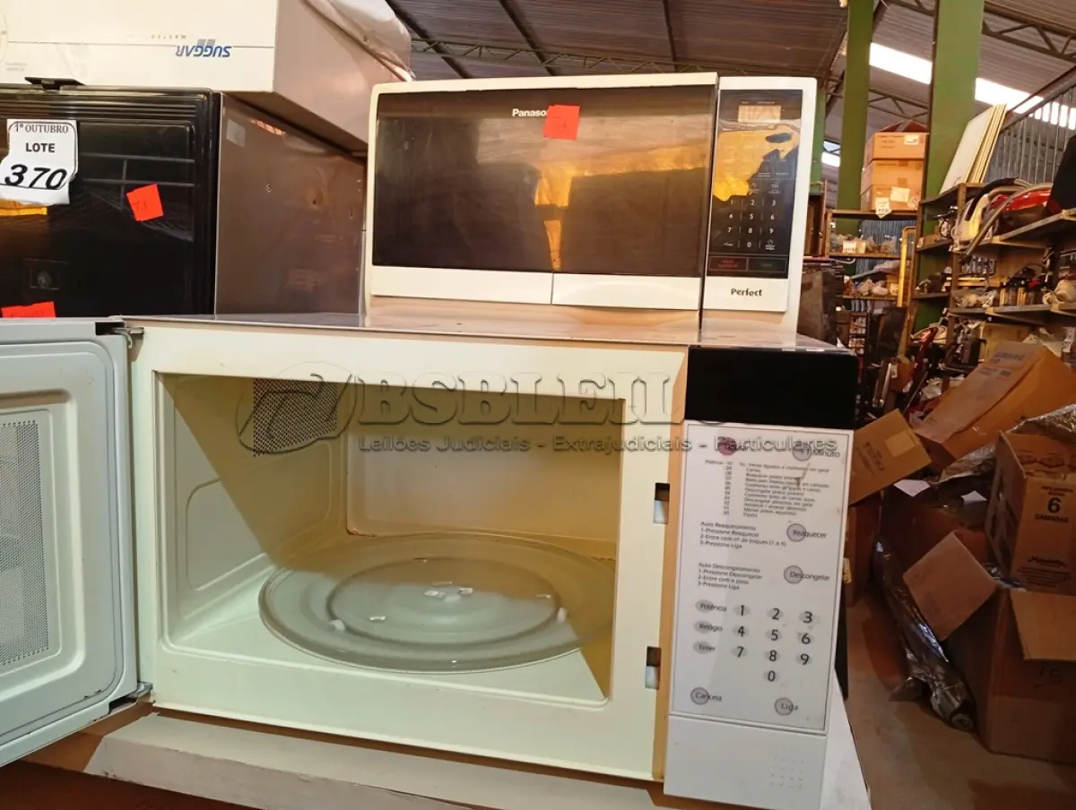 LOTE 371 - 03 MICRO-ONDAS MARCAS E MODELOS DIVERSOS APENAS 01 C/ PRATO. (NO ESTADO) ATENÇÃO! FAZER A VISITAÇÃO ANTES DE ARREMATAR, NÃO SABEMOS SE FUNCIONA. LEILÃO NÃO TEM GARANTIA E NEM DEVOLUÇÃO, SUJEITO A POSSÍVEIS AVARIAS VISÍVEIS/OCULTAS E/OU AUSÊNCIA DE COMPONENTES.