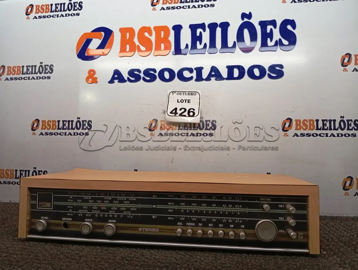 LOTE 426 - 01 STÉREO AM/FM (NO ESTADO) ATENÇÃO! FAZER A VISITAÇÃO ANTES DE ARREMATAR, NÃO SABEMOS SE FUNCIONA. LEILÃO NÃO TEM GARANTIA E NEM DEVOLUÇÃO, SUJEITO A POSSÍVEIS AVARIAS VISÍVEIS/OCULTAS E/OU AUSÊNCIA DE COMPONENTES.