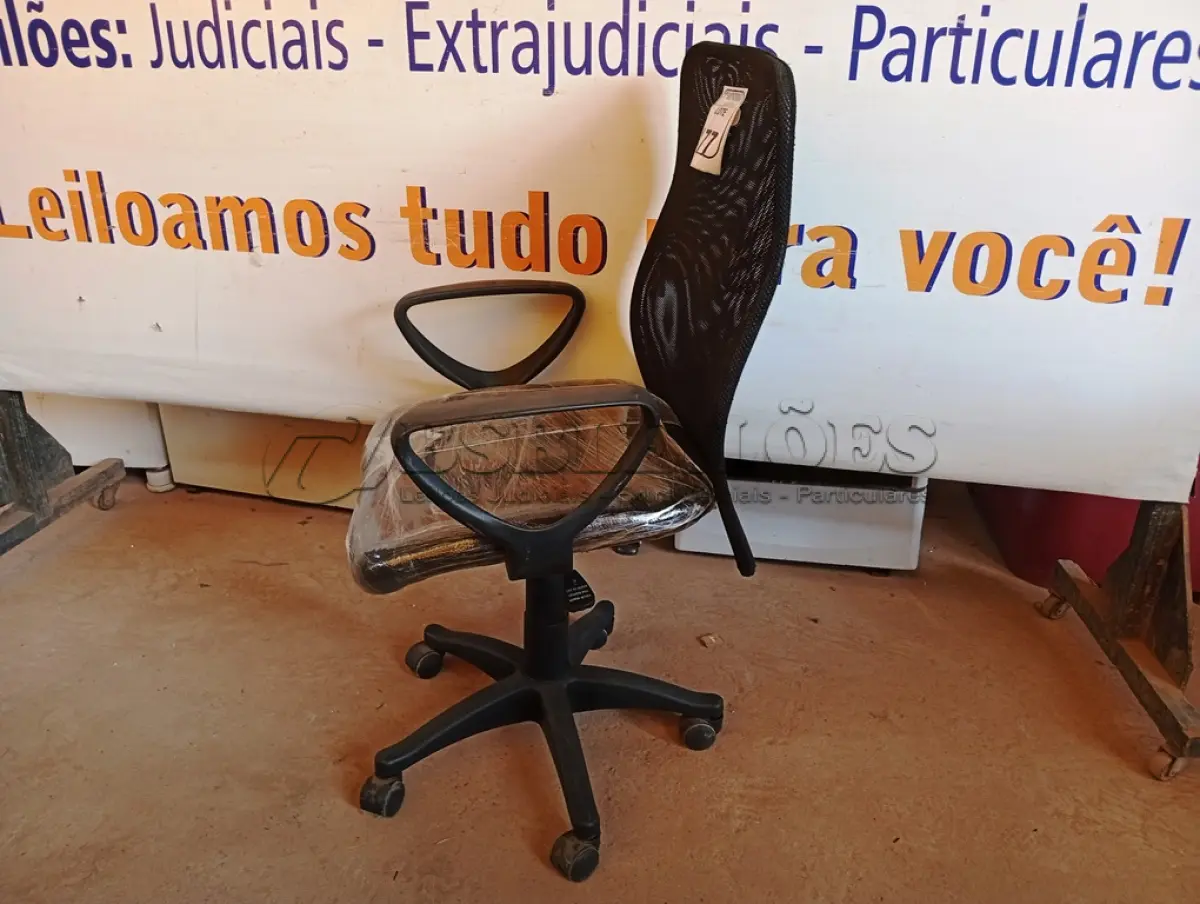 LOTE 477 - 01 CADEIRA ESTOFADA C/ BRAÇO. (NO ESTADO) ATENÇÃO! FAZER A VISITAÇÃO ANTES DE ARREMATAR, NÃO SABEMOS SE FUNCIONA. LEILÃO NÃO TEM GARANTIA E NEM DEVOLUÇÃO, SUJEITO A POSSÍVEIS AVARIAS VISÍVEIS/OCULTAS E/OU AUSÊNCIA DE COMPONENTES.
