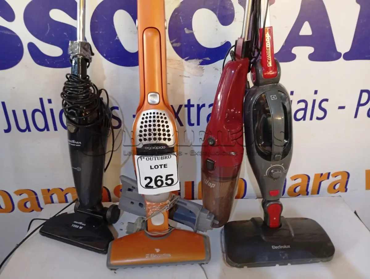 LOTE 265 - 03 ASPIRADORES DE PÓ PORTÁTEIS MARCAS E MODELOS DIVERSOS. (NO ESTADO) ATENÇÃO! FAZER A VISITAÇÃO ANTES DE ARREMATAR, NÃO SABEMOS SE FUNCIONA. LEILÃO NÃO TEM GARANTIA E NEM DEVOLUÇÃO, SUJEITO A POSSÍVEIS AVARIAS VISÍVEIS/OCULTAS E/OU AUSÊNCIA DE COMPONENTES.