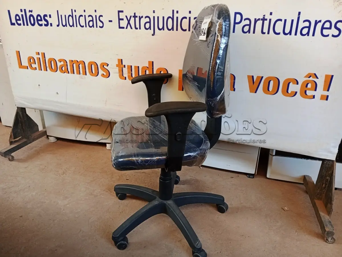LOTE 484 - 01 CADEIRA ESTOFADA C/ BRAÇO. (NO ESTADO) ATENÇÃO! FAZER A VISITAÇÃO ANTES DE ARREMATAR, NÃO SABEMOS SE FUNCIONA. LEILÃO NÃO TEM GARANTIA E NEM DEVOLUÇÃO, SUJEITO A POSSÍVEIS AVARIAS VISÍVEIS/OCULTAS E/OU AUSÊNCIA DE COMPONENTES.