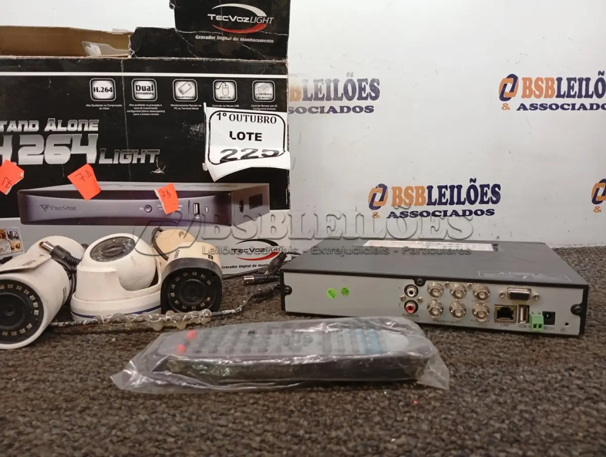 LOTE 225 - 01 GRAVADOR DIGITAL DE MONITORAMENTO E 03 CÂMERAS DE SEGURANÇA. (NO ESTADO) ATENÇÃO! FAZER A VISITAÇÃO ANTES DE ARREMATAR, NÃO SABEMOS SE FUNCIONA. LEILÃO NÃO TEM GARANTIA E NEM DEVOLUÇÃO, SUJEITO A POSSÍVEIS AVARIAS VISÍVEIS/OCULTAS E/OU AUSÊNCIA DE COMPONENTES.