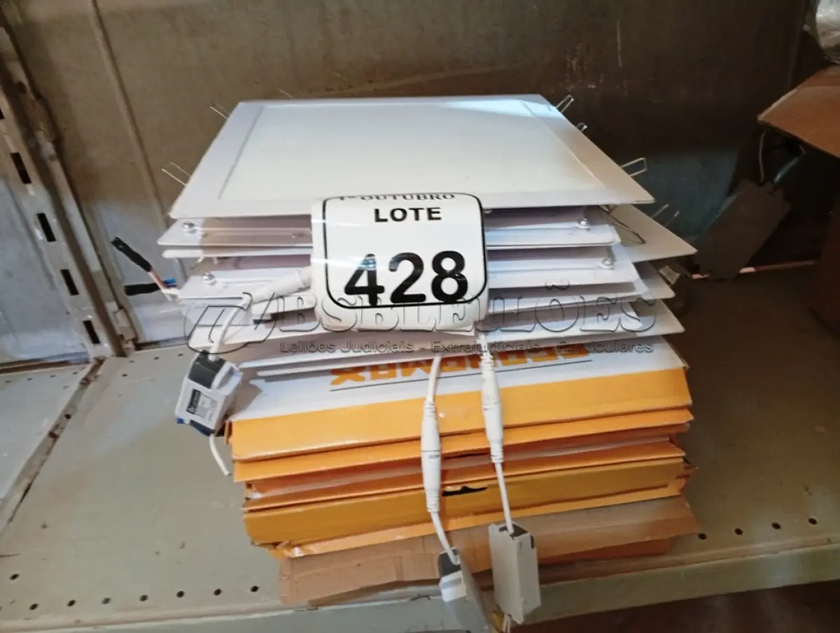 LOTE 428 - 01 LOTE C/ DIVERSAS LUMINÁRIAS. (NO ESTADO) ATENÇÃO! FAZER A VISITAÇÃO ANTES DE ARREMATAR, NÃO SABEMOS SE FUNCIONA. LEILÃO NÃO TEM GARANTIA E NEM DEVOLUÇÃO, SUJEITO A POSSÍVEIS AVARIAS VISÍVEIS/OCULTAS E/OU AUSÊNCIA DE COMPONENTES.