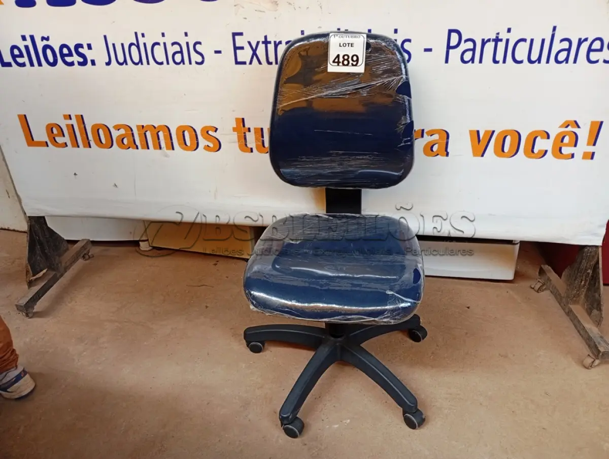 LOTE 489 - 01 CADEIRA ESTOFADA S/ BRAÇO. (NO ESTADO) ATENÇÃO! FAZER A VISITAÇÃO ANTES DE ARREMATAR, NÃO SABEMOS SE FUNCIONA. LEILÃO NÃO TEM GARANTIA E NEM DEVOLUÇÃO, SUJEITO A POSSÍVEIS AVARIAS VISÍVEIS/OCULTAS E/OU AUSÊNCIA DE COMPONENTES.