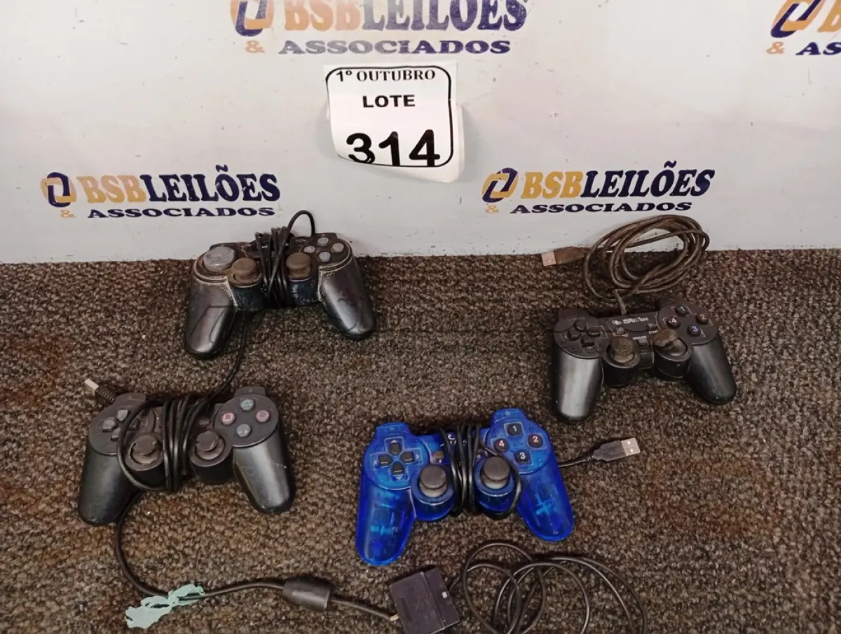 LOTE 314 - 05 JOYSTICKS DE GAMES MARCAS E MODELOS DIVERSOS. (NO ESTADO) ATENÇÃO! FAZER A VISITAÇÃO ANTES DE ARREMATAR, NÃO SABEMOS SE FUNCIONA. LEILÃO NÃO TEM GARANTIA E NEM DEVOLUÇÃO, SUJEITO A POSSÍVEIS AVARIAS VISÍVEIS/OCULTAS E/OU AUSÊNCIA DE COMPONENTES.