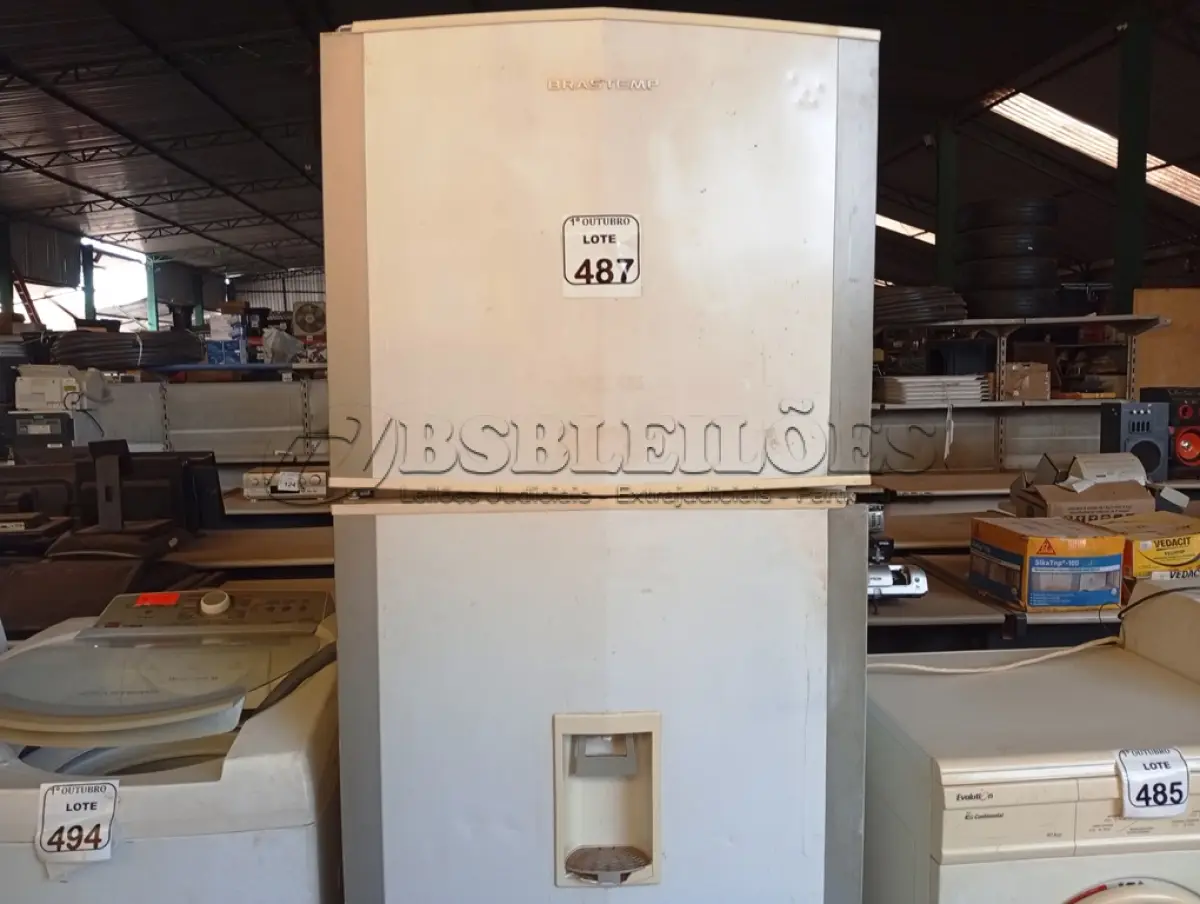 LOTE 487 - 01 GELADEIRA BRASTEMP. (NO ESTADO) ATENÇÃO! FAZER A VISITAÇÃO ANTES DE ARREMATAR, NÃO SABEMOS SE FUNCIONA. LEILÃO NÃO TEM GARANTIA E NEM DEVOLUÇÃO, SUJEITO A POSSÍVEIS AVARIAS VISÍVEIS/OCULTAS E/OU AUSÊNCIA DE COMPONENTES.