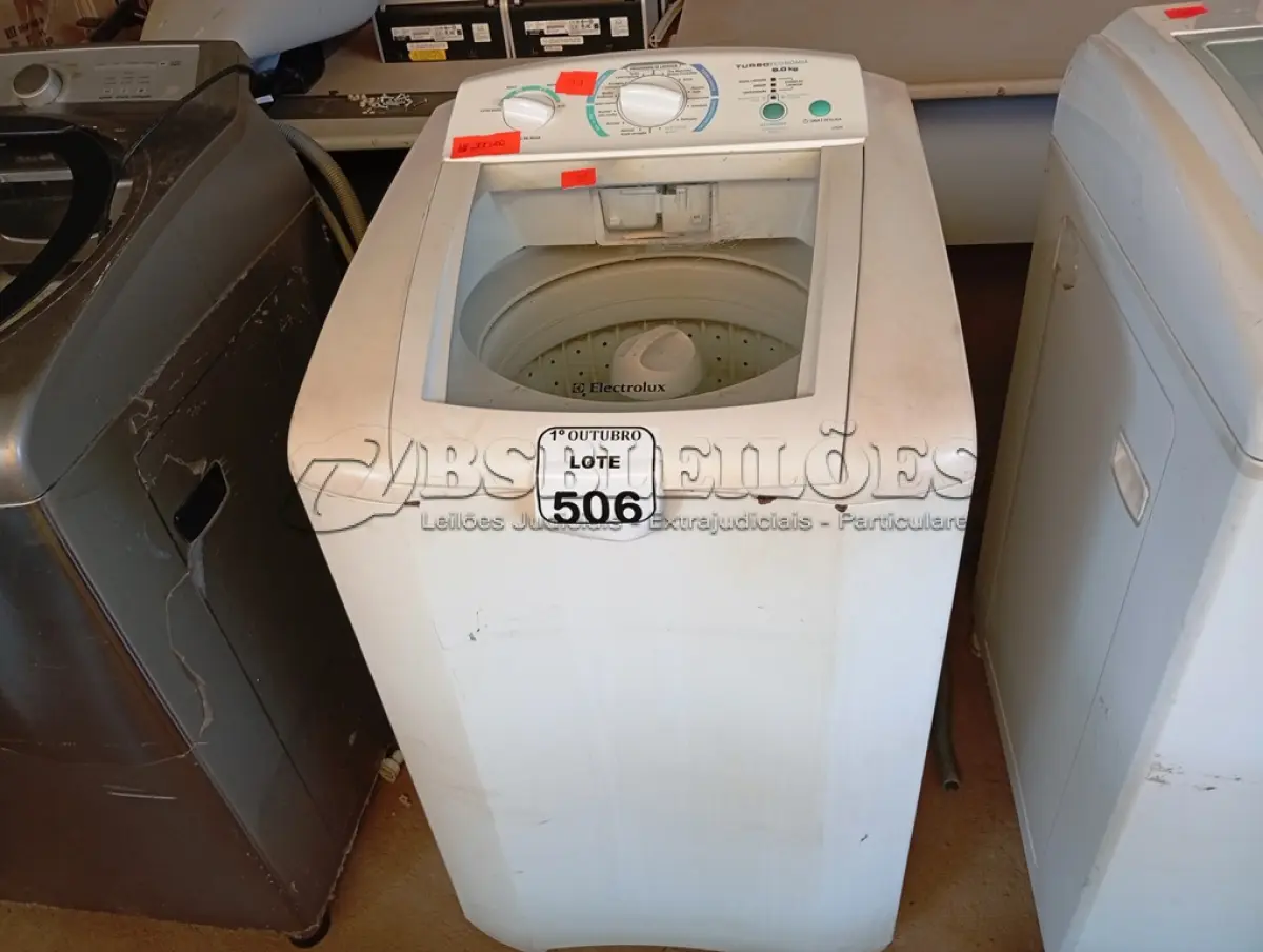 LOTE 506 - 01 MÁQUINA DE LAVAR ROUPAS ELECTROLUX. (NO ESTADO) ATENÇÃO! FAZER A VISITAÇÃO ANTES DE ARREMATAR, NÃO SABEMOS SE FUNCIONA. LEILÃO NÃO TEM GARANTIA E NEM DEVOLUÇÃO, SUJEITO A POSSÍVEIS AVARIAS VISÍVEIS/OCULTAS E/OU AUSÊNCIA DE COMPONENTES.