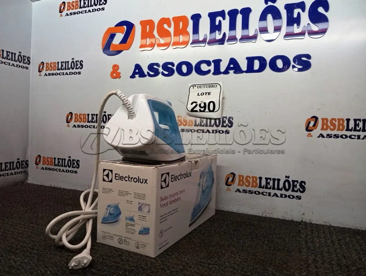 LOTE 290 - 01 FERRO DE PASSAR ROUPAS A VAPOR ELECTROLUX COR BRANCA C/ AZUL (NOVO). (NO ESTADO) ATENÇÃO! FAZER A VISITAÇÃO ANTES DE ARREMATAR, NÃO SABEMOS SE FUNCIONA. LEILÃO NÃO TEM GARANTIA E NEM DEVOLUÇÃO, SUJEITO A POSSÍVEIS AVARIAS VISÍVEIS/OCULTAS E/OU AUSÊNCIA DE COMPONENTES.