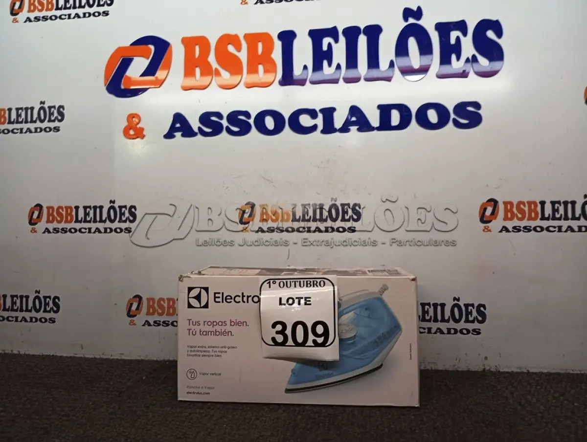LOTE 309 - 01 FERRO DE PASSAR ROUPAS A VAPOR ELECTROLUX COR BRANCA C/ AZUL (NOVO). (NO ESTADO) ATENÇÃO! FAZER A VISITAÇÃO ANTES DE ARREMATAR, NÃO SABEMOS SE FUNCIONA. LEILÃO NÃO TEM GARANTIA E NEM DEVOLUÇÃO, SUJEITO A POSSÍVEIS AVARIAS VISÍVEIS/OCULTAS E/OU AUSÊNCIA DE COMPONENTES.