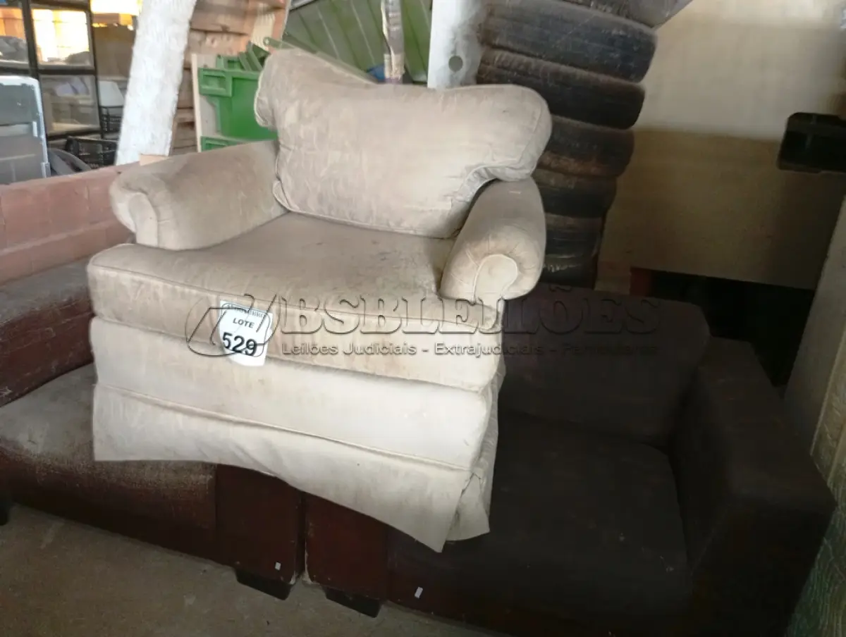 LOTE 529 - 03 POLTRONAS DIVERSAS. (NO ESTADO) ATENÇÃO! FAZER A VISITAÇÃO ANTES DE ARREMATAR, NÃO SABEMOS SE FUNCIONA. LEILÃO NÃO TEM GARANTIA E NEM DEVOLUÇÃO, SUJEITO A POSSÍVEIS AVARIAS VISÍVEIS/OCULTAS E/OU AUSÊNCIA DE COMPONENTES.