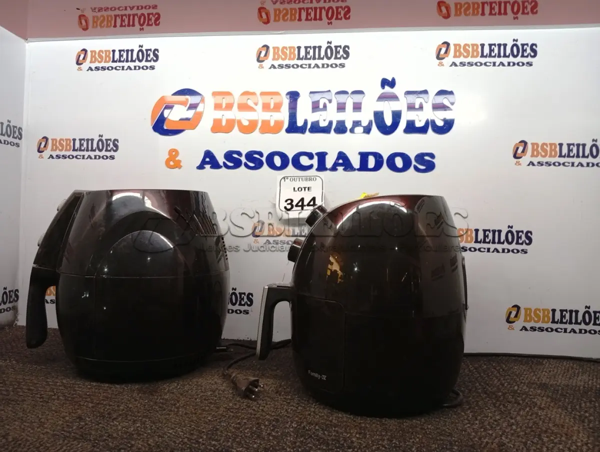 LOTE 344 - 02 AIR FRYES 220V SENDO 01 MONDIAL. (NO ESTADO) ATENÇÃO! FAZER A VISITAÇÃO ANTES DE ARREMATAR, NÃO SABEMOS SE FUNCIONA. LEILÃO NÃO TEM GARANTIA E NEM DEVOLUÇÃO, SUJEITO A POSSÍVEIS AVARIAS VISÍVEIS/OCULTAS E/OU AUSÊNCIA DE COMPONENTES.