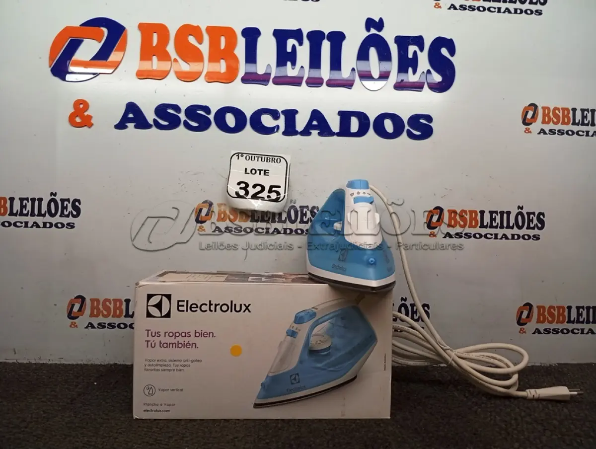 LOTE 325 - 01 FERRO DE PASSAR ROUPAS A VAPOR ELECTROLUX COR BRANCA C/ AZUL (NOVO). (NO ESTADO) ATENÇÃO! FAZER A VISITAÇÃO ANTES DE ARREMATAR, NÃO SABEMOS SE FUNCIONA. LEILÃO NÃO TEM GARANTIA E NEM DEVOLUÇÃO, SUJEITO A POSSÍVEIS AVARIAS VISÍVEIS/OCULTAS E/OU AUSÊNCIA DE COMPONENTES.