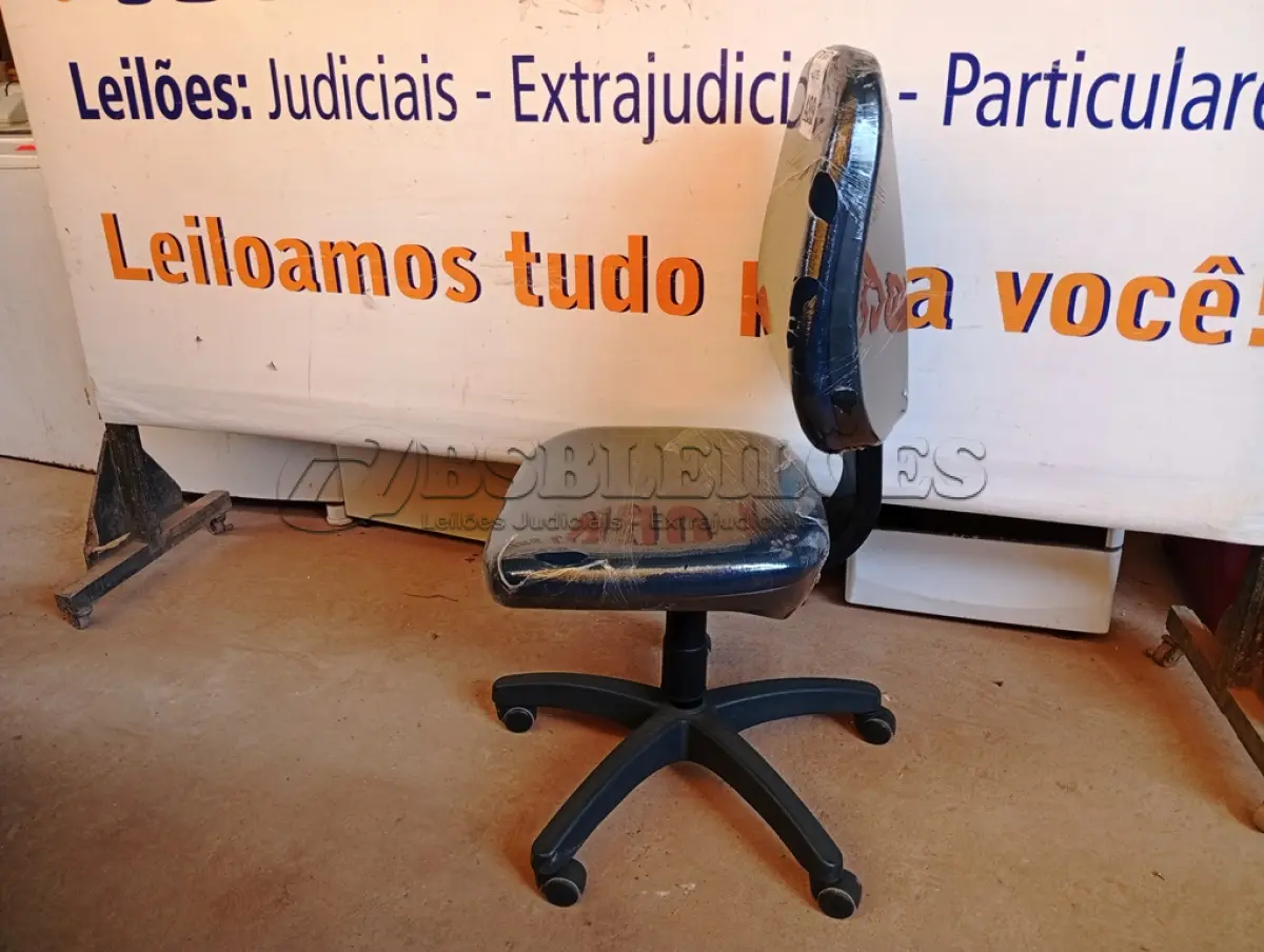 LOTE 489 - 01 CADEIRA ESTOFADA S/ BRAÇO. (NO ESTADO) ATENÇÃO! FAZER A VISITAÇÃO ANTES DE ARREMATAR, NÃO SABEMOS SE FUNCIONA. LEILÃO NÃO TEM GARANTIA E NEM DEVOLUÇÃO, SUJEITO A POSSÍVEIS AVARIAS VISÍVEIS/OCULTAS E/OU AUSÊNCIA DE COMPONENTES.