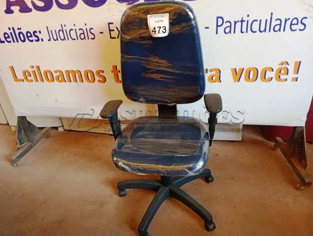 LOTE 473 - 01 CADEIRA ESTOFADA C/ BRAÇO. (NO ESTADO) ATENÇÃO! FAZER A VISITAÇÃO ANTES DE ARREMATAR, NÃO SABEMOS SE FUNCIONA. LEILÃO NÃO TEM GARANTIA E NEM DEVOLUÇÃO, SUJEITO A POSSÍVEIS AVARIAS VISÍVEIS/OCULTAS E/OU AUSÊNCIA DE COMPONENTES.