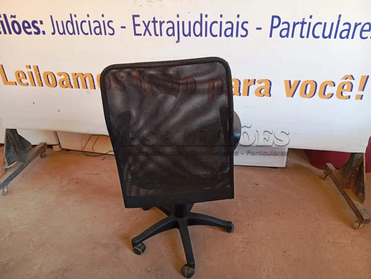 LOTE 477 - 01 CADEIRA ESTOFADA C/ BRAÇO. (NO ESTADO) ATENÇÃO! FAZER A VISITAÇÃO ANTES DE ARREMATAR, NÃO SABEMOS SE FUNCIONA. LEILÃO NÃO TEM GARANTIA E NEM DEVOLUÇÃO, SUJEITO A POSSÍVEIS AVARIAS VISÍVEIS/OCULTAS E/OU AUSÊNCIA DE COMPONENTES.