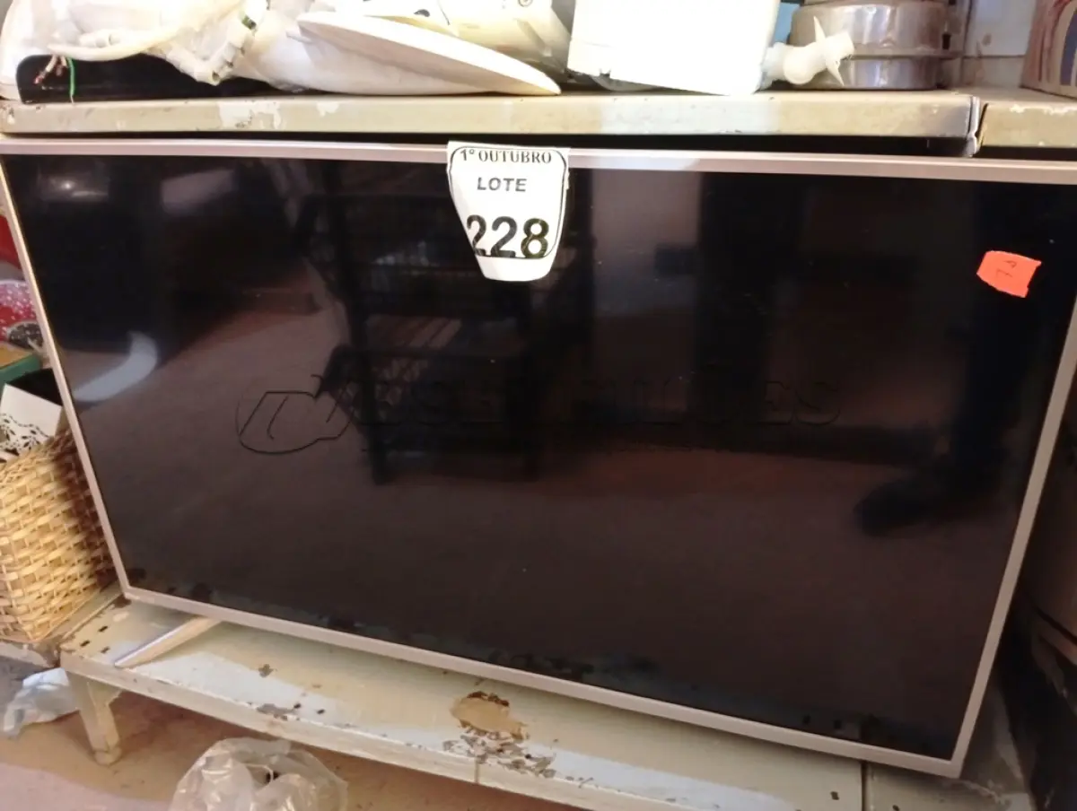 LOTE 228 - 02 TVS 42” POLEGADAS PHILCO C/AVARIAS. (NO ESTADO) ATENÇÃO! FAZER A VISITAÇÃO ANTES DE ARREMATAR, NÃO SABEMOS SE FUNCIONA. LEILÃO NÃO TEM GARANTIA E NEM DEVOLUÇÃO, SUJEITO A POSSÍVEIS AVARIAS VISÍVEIS/OCULTAS E/OU AUSÊNCIA DE COMPONENTES.