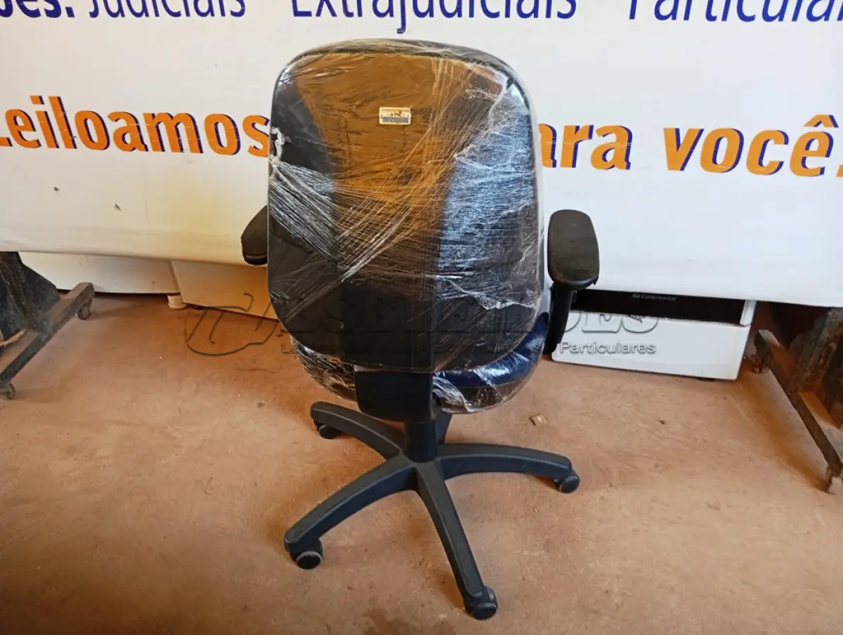 LOTE 501 - 01 CADEIRA ESTOFADA C/ BRAÇO. (NO ESTADO) ATENÇÃO! FAZER A VISITAÇÃO ANTES DE ARREMATAR, NÃO SABEMOS SE FUNCIONA. LEILÃO NÃO TEM GARANTIA E NEM DEVOLUÇÃO, SUJEITO A POSSÍVEIS AVARIAS VISÍVEIS/OCULTAS E/OU AUSÊNCIA DE COMPONENTES.